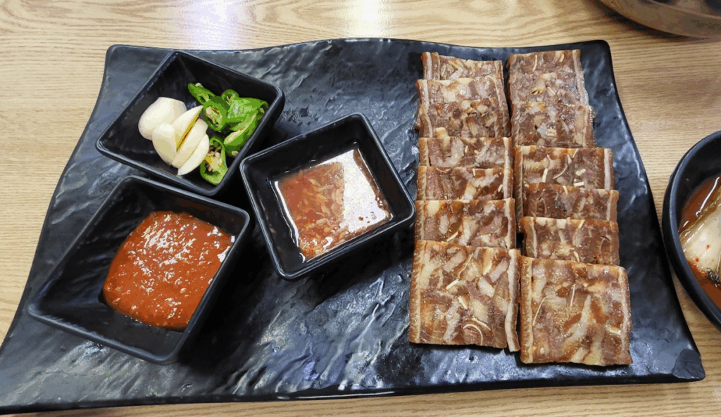 오가네 막국수의 편육과 양념들