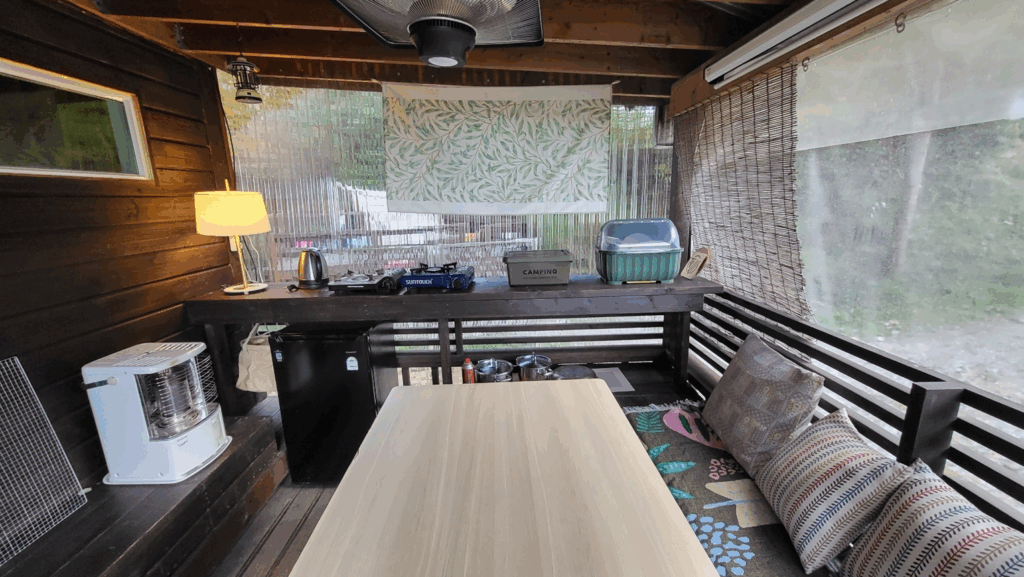 캄파슬로우 방갈로하우스 내부 테이블