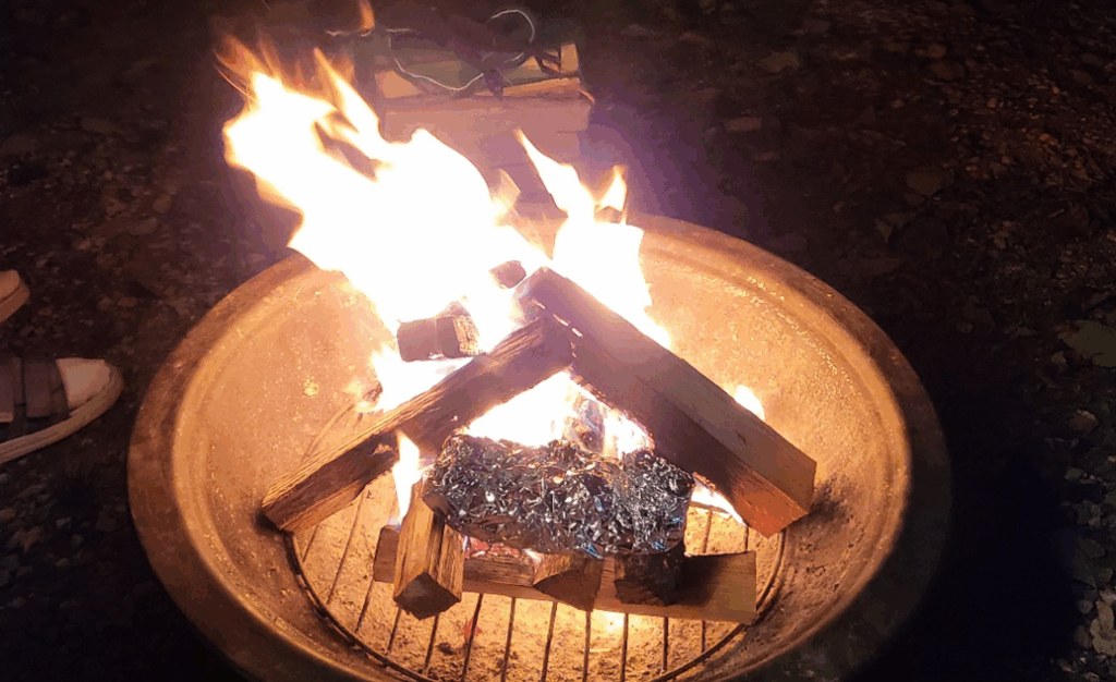 캠프파이어 장작이 불에 타고 있다