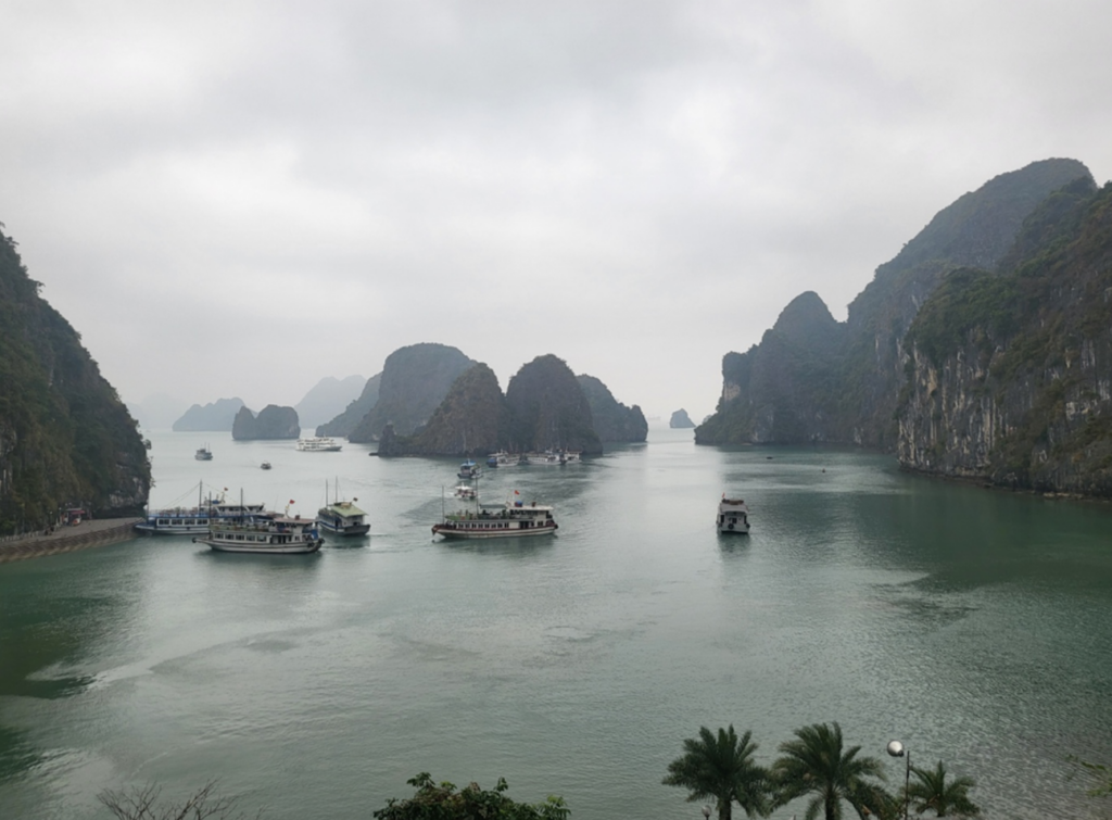 베트남 하롱베이 바다와 섬들