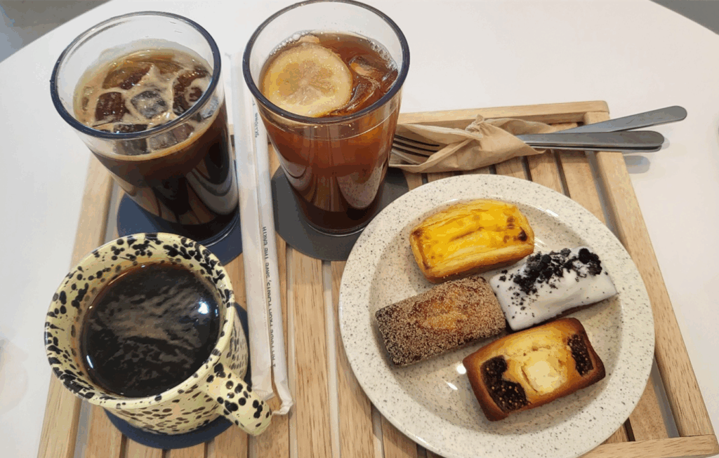 원주 휘낭소리의 커피와 휘낭시에