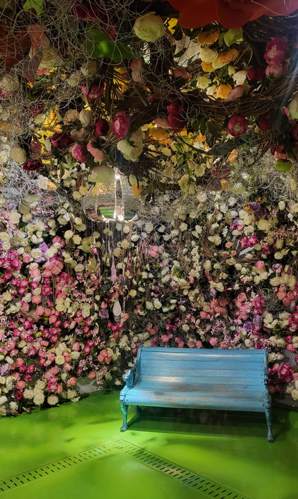 젊은달와이파크에 꽃으로 꾸며진 공간