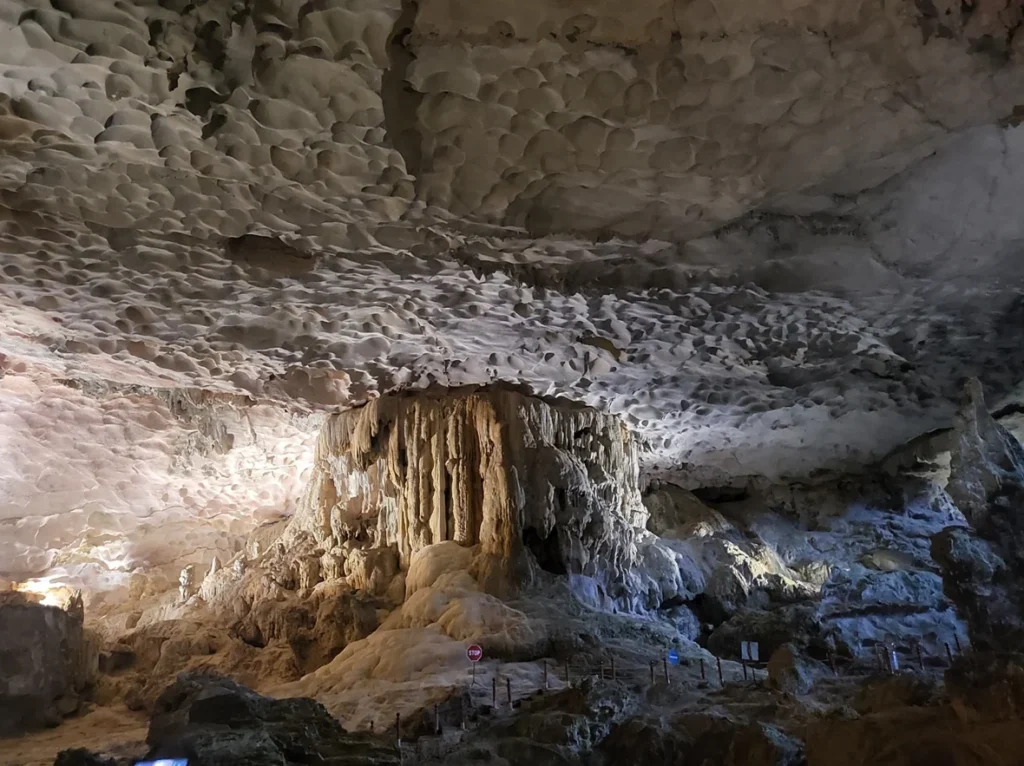 하롱베이 송솟동굴 내부