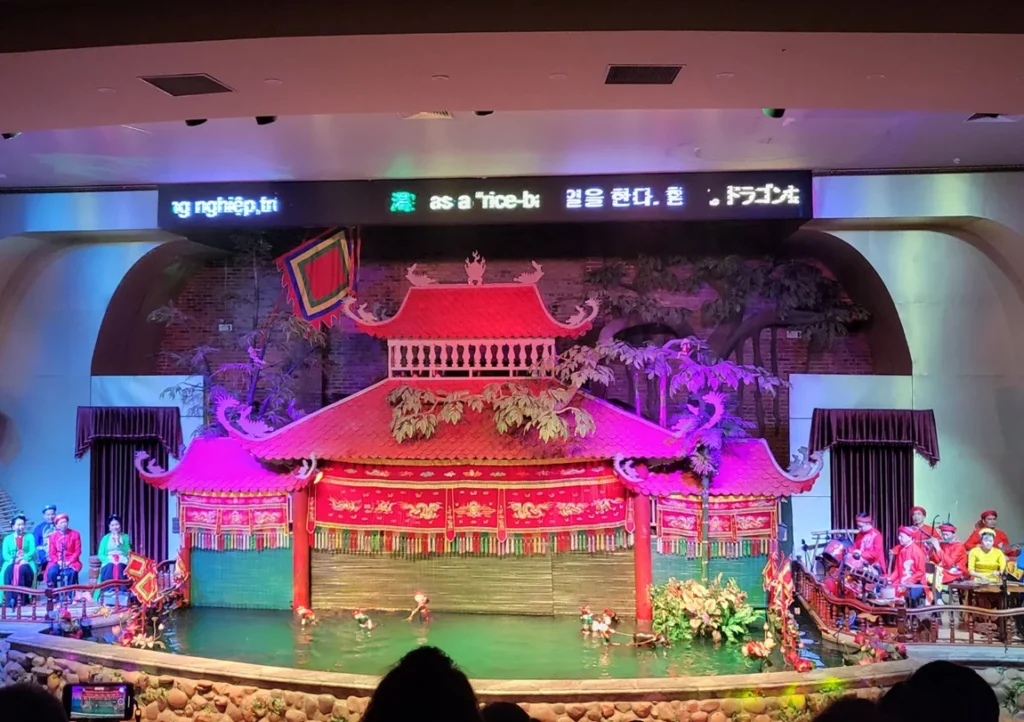 베트남 하롱베이 관광의 수상 인형극 모습