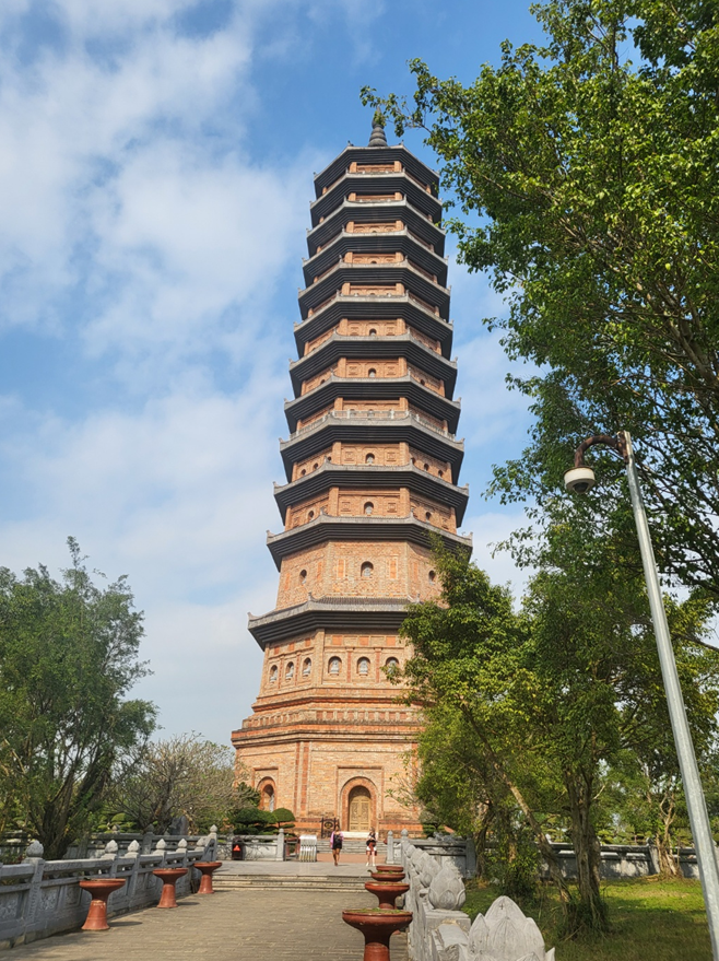 베트남 바이딘 사원 13층 탑 모습